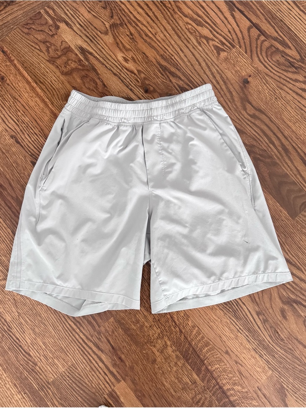 lululemon athletica Men's Athletic Shorts - Light Silver 7 in S